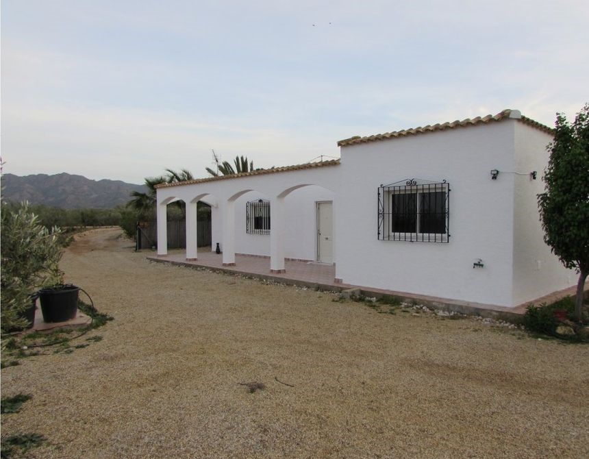 m2108-Large cortijo set within Olive groves.