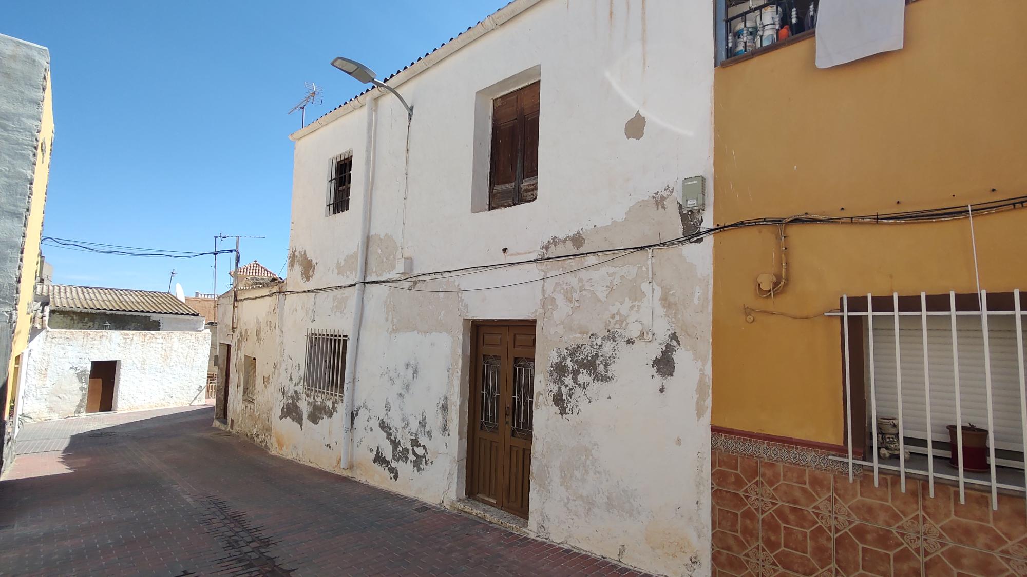 ma2128-Huge townhouse in Turre for renovation.