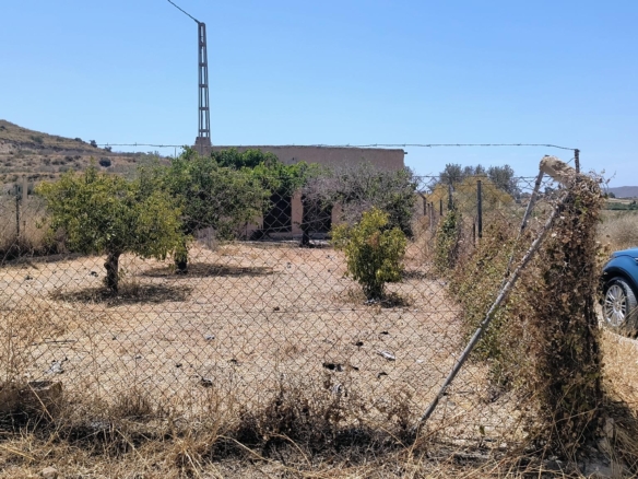 M2113 Cortijo for reform on the outskirts of Turre