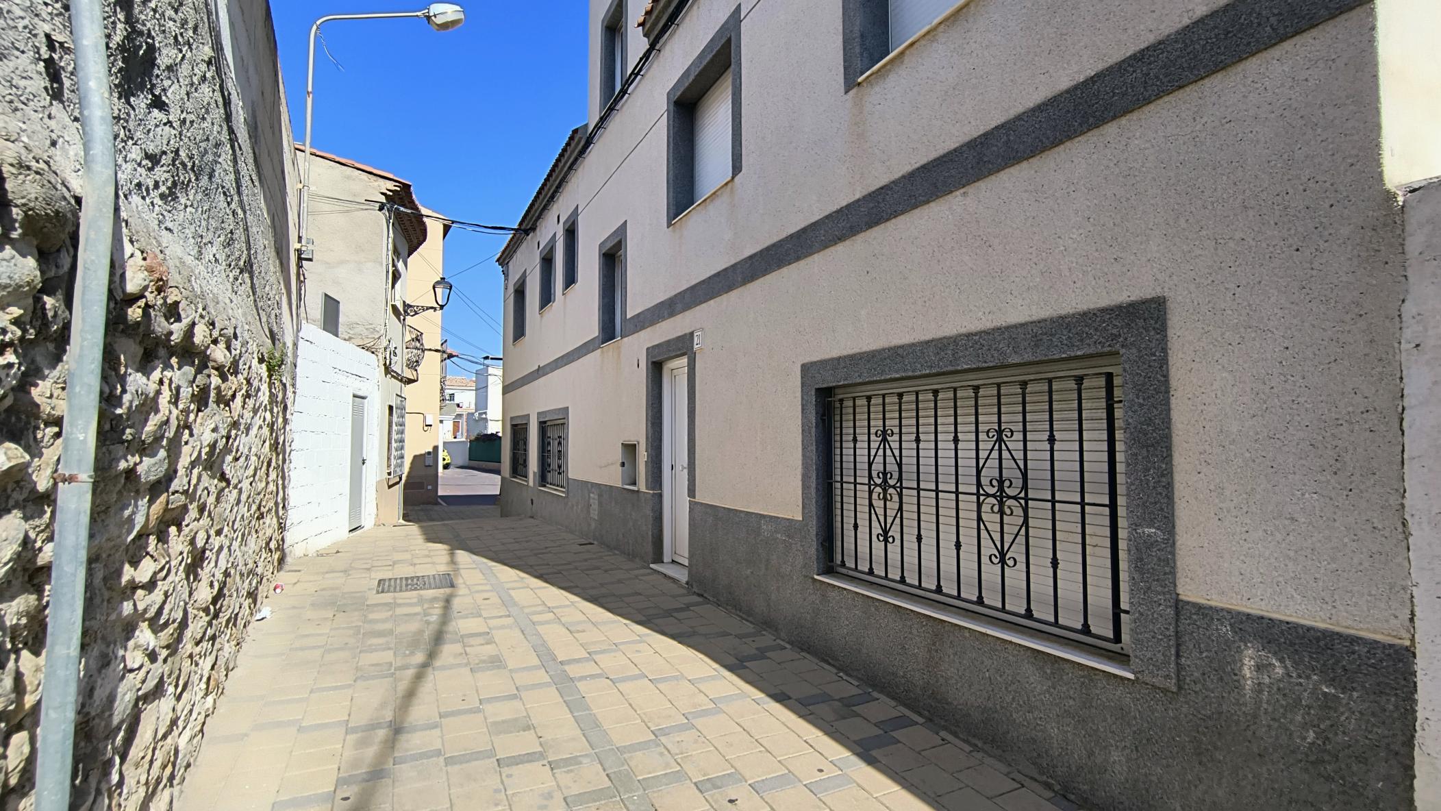 m2199-Townhouse is the centre of Turre with huge garage.