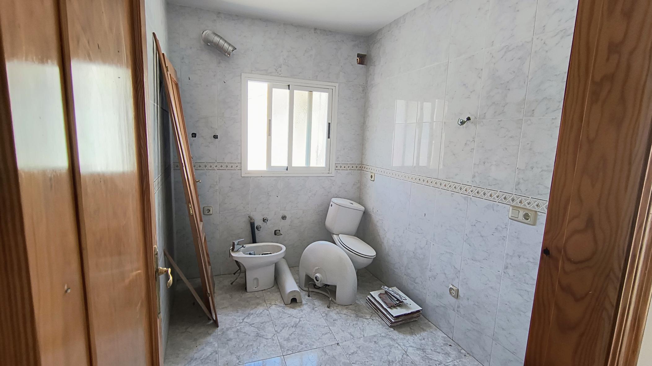m2199-Townhouse is the centre of Turre with huge garage.