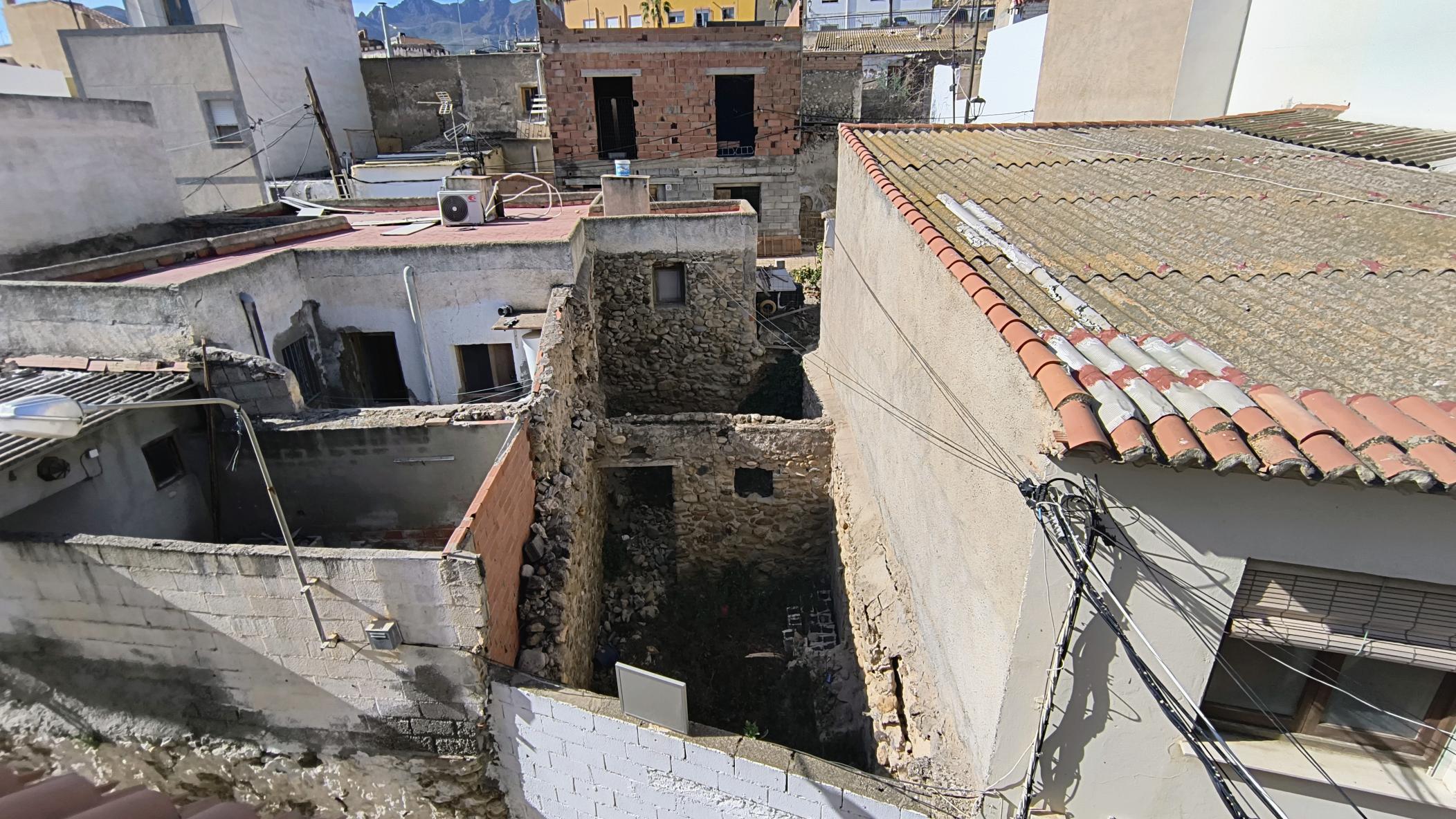 m2199-Townhouse is the centre of Turre with huge garage.