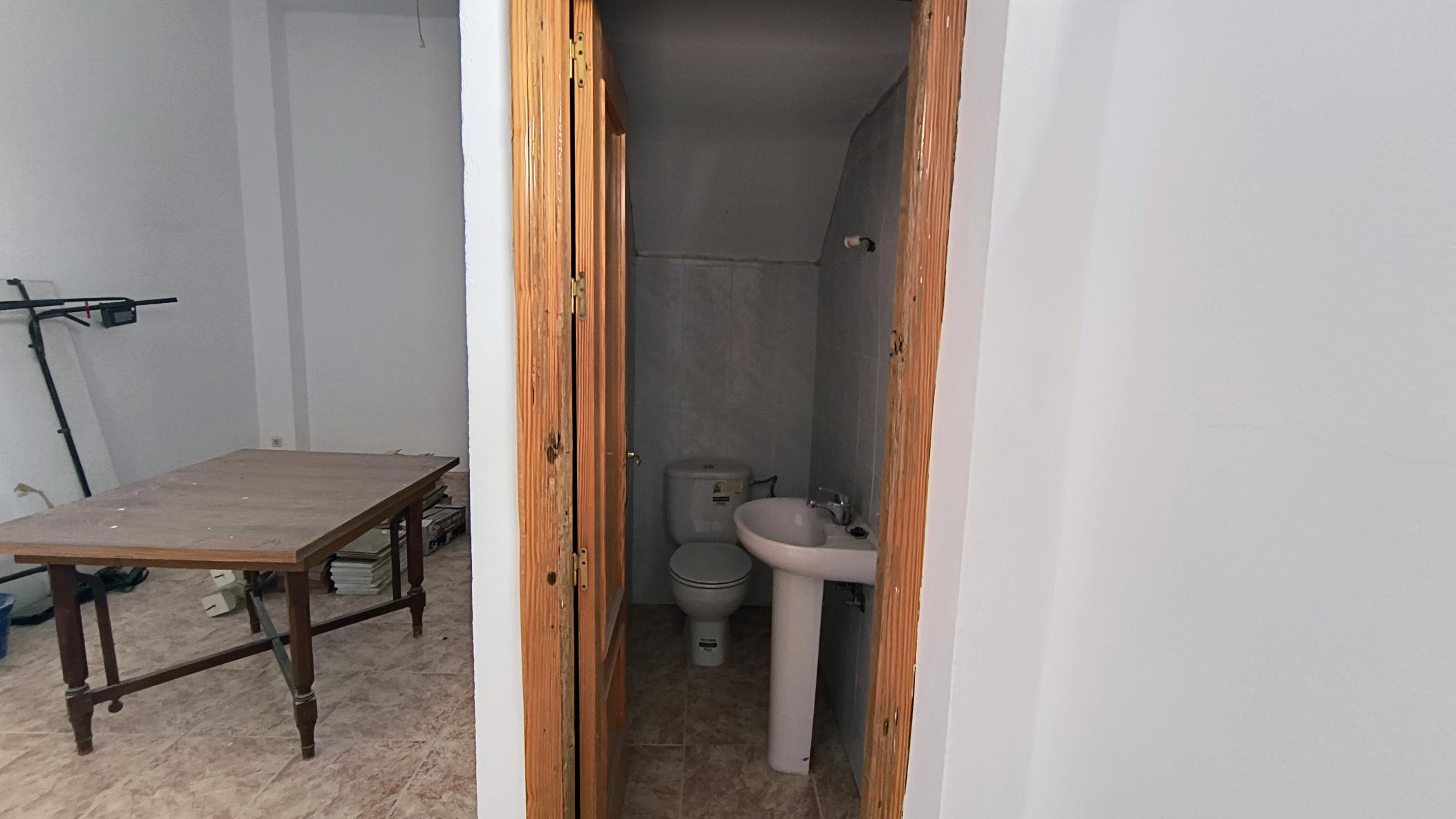 m2199-Townhouse is the centre of Turre with huge garage.